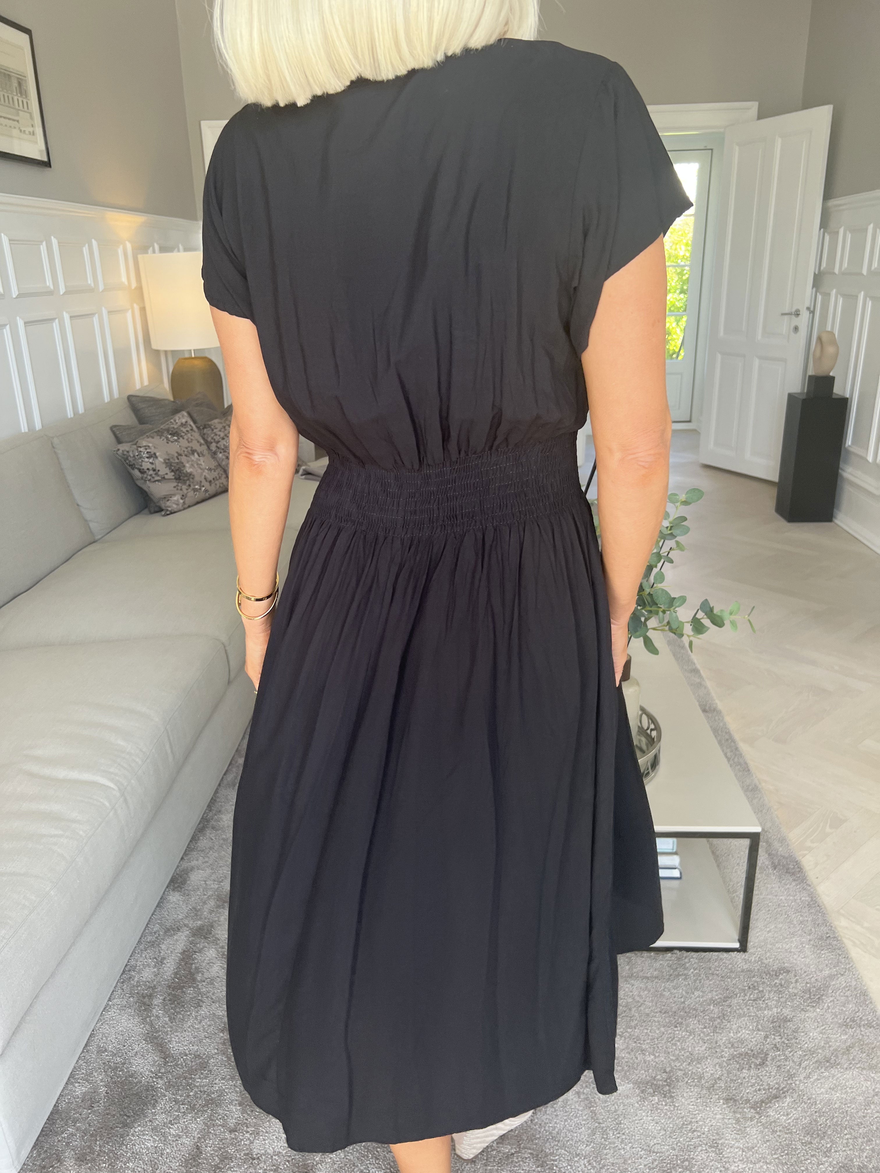 Misha Short - Söt enkel klänning i viskos med smock under bysten